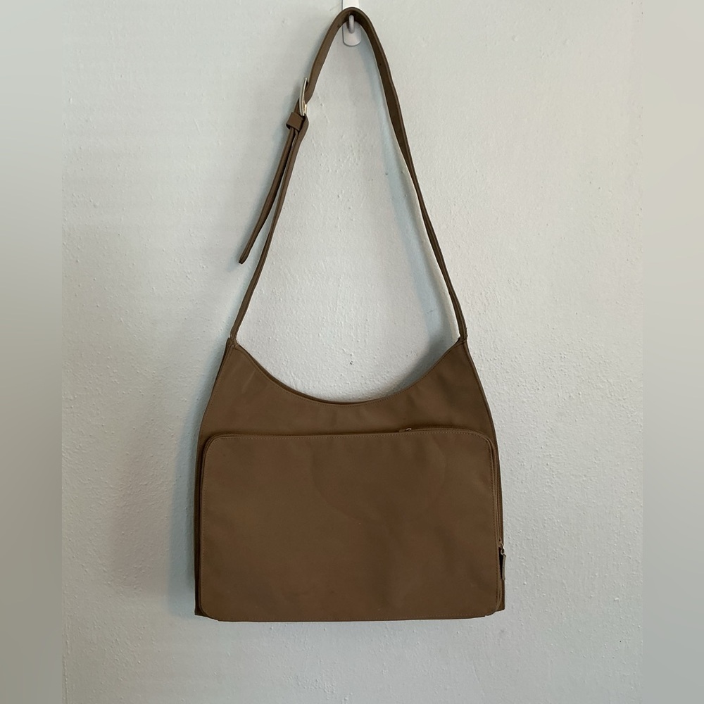 Linda Dano Vintage Woman’s Tan Shoulder Bag.